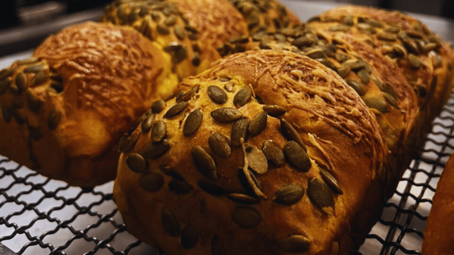 Brioche Torcido de Abóbora Cabotiá com sementes de abóbora e queijo parmesão recheado com cream cheese, parmesão e alecrim.