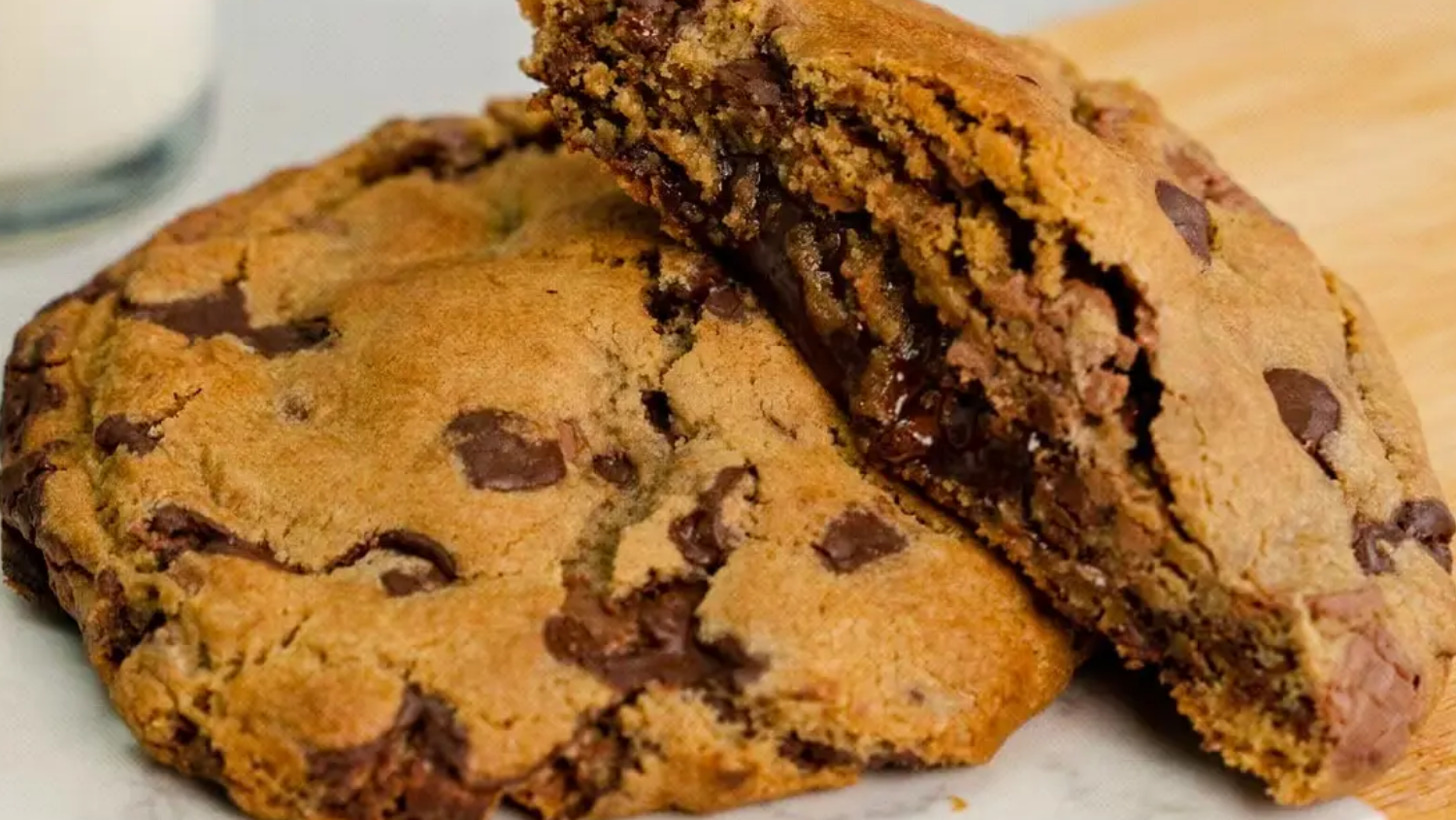 Cookie Tradicional com gotas de chocolate