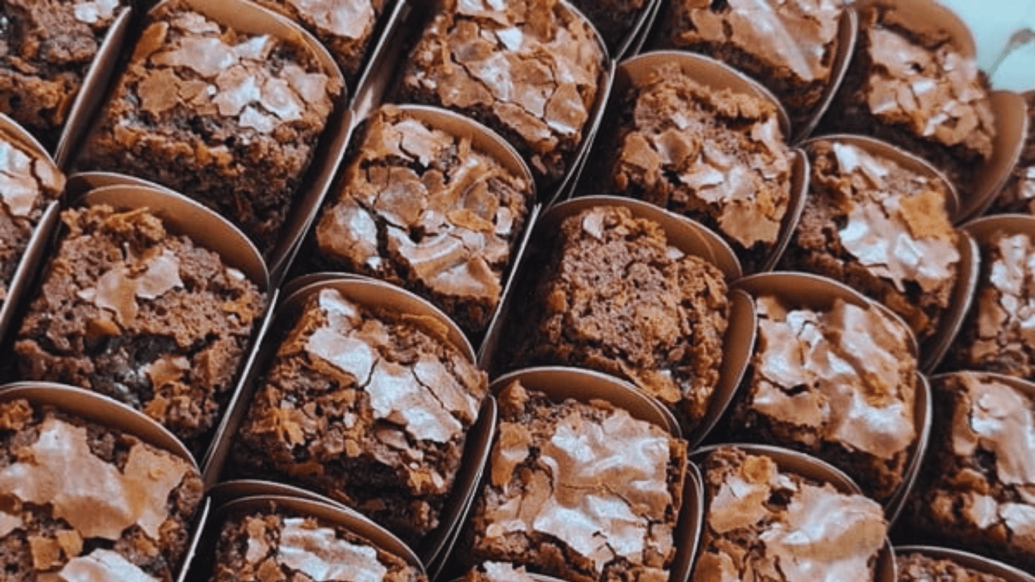 Mini brownies tracicionais fudgy para eventos, festas e ceia de natal